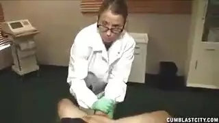 ممرضة خصوبة تقيس وقت القذف وتدلك قضيبه الصلب ثم تنقع ثدييها بالسائل الأبيض