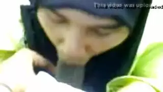 عاهرة محجبة تبتلع كل قطرة من سائل زوجها المنوي