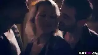 شقراء تتعرض لتمزيق فتحاتها من قبل الأخوين في مثلث جنسي صريح