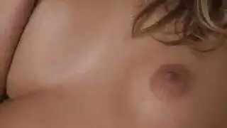 استراحة إكس إكس إكس: فتاة مثيرة تُمسمر في السرير