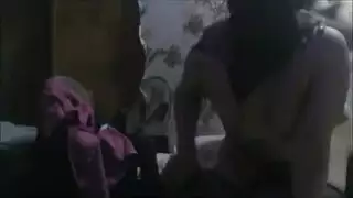 تسجيلات كاميرا تجسس مسربة: بنات مسلمات منقبات تمارس الجنس بوضعية كلابية