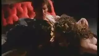 الفاتنة الرومانية آفا هول تخدم قضيب أصلع ثم تتمدد بقضيب صديق ضخم