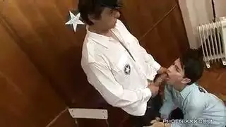 رجل يعري فتاه ويكشف صدرها انمي جماعي