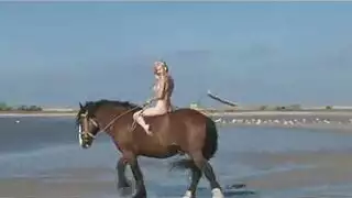 لعبة جنسية ضخمة تتمدد في مؤخرة ميلا ميلان الصغيرة بورن شرجي صريح