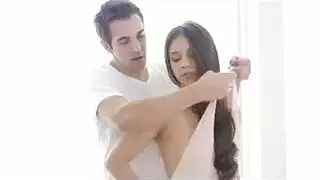 لوسي الشقراء العاهرة تمص قضيب رجل غريب يومياً