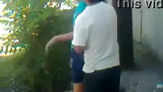 إباحية في الحديقة: شاب يفرك عضوه على خديها