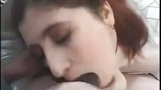 شغف العروسين: تقبيل حميمي ولعب بالحلمات