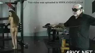 إباحية على أريكة وردية: فتاة عاهرة ترتدي زيًا أخضر تمص وتنكح