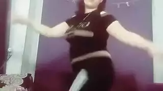 راقصة عربية متمرسة تثير الشهوة في رقصها الساخن