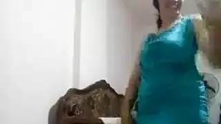 إثارة بقميص حرير ساخن: أثداء كبيرة تهتز بقوة