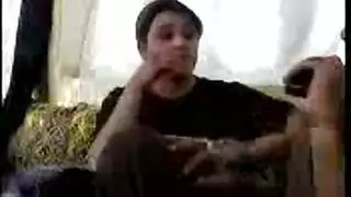 إباحية خام في مصر: عاهرات وعملاء في شقة خاصة