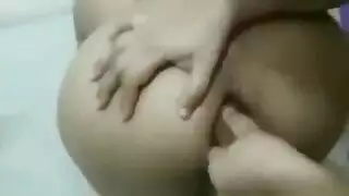 نيك الطيز بزب صناعي يدخل في خرم طيز ضيق بصعوبة