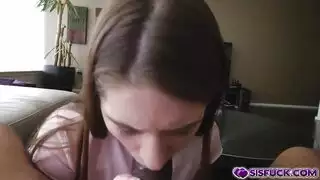 الشقراء تمص وتملأ فتحتها الضيقة بلعبة جنس