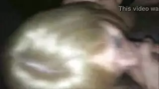 عاهرة بزي الجني تمص وتضاجع في ثلاثي صريح