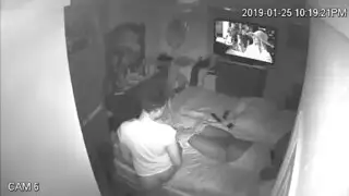 أم عربية ساخنة: كسها المبلل يُدمر بقضيب كبير