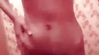 منغمسة في اللعب، تأخذ قذفًا نهائيًا كبيرًا على الوجه