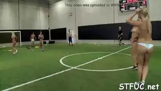 مهبل شقراء مثيرة ضيق يتم تحفيسه بعمق