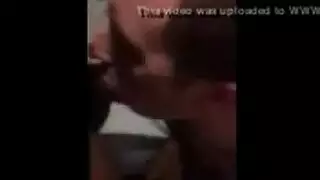 تلحس كس صديقتها تحت الطاولة