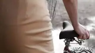 أثداء كبيرة لسيدة أوروبية ناضجة تُداعب بقبلة مزيفة