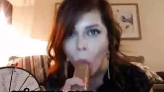 فتاة سمراء تمصّ وتداعب قضيب متحول