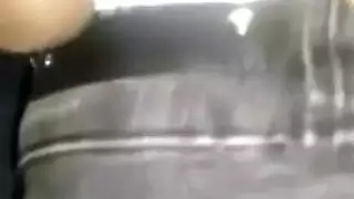 أمارس العادة السرية في الحافلة بينما تتلصص فتاة مغرية