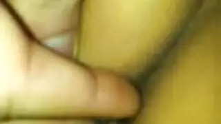 الاستمناء على الطيز و حك الزب حتى القذف مع النائمة