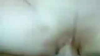 أم مطلقة مثيرة تخلع ملابس النوم لتحصل على فعل إكس إكس إكس عنيف