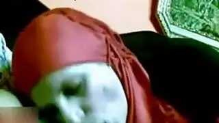 فم محجبة مليء بالسائل المنوي
