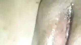 تتظاهر بالموت بينما يتم تدمير شرجها الضيق