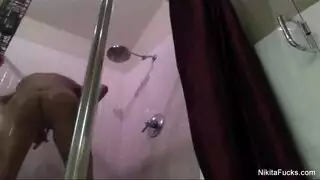 مثليات المكتب: نيكيتا تمنح كارلي تدليكاً عميقاً للمهبل حتى تبلغ الذروة