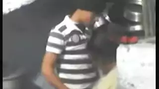 محاصرة ومملوءة: جنس في بئر السلم مع فتاة ممتلئة الصدر