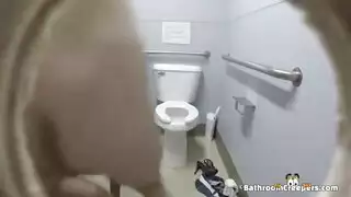 مدير المكتب ينيك فتاة أجنبية في كابينة الحمام تصوير خفي إباحي