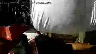 متلهفة لعملية جماع جماعي عنيف في هذا الفيديو