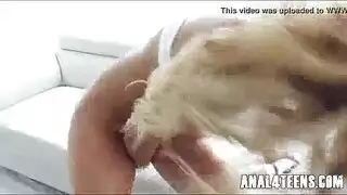 فتاة طويلة الساقين تستمني بقوة حتى ذروة شديدة