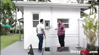 زوجة غير مخلصة تأخذ جماعاً عنيفاً من رجل ماهر