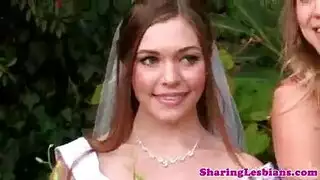 أول مرة للعروس: عملية جماعية سحاقية ولعق كس ناعم