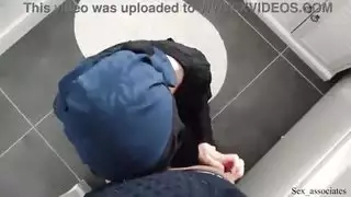 خادم يطلب منهغ مالك البيت ان تخلع ملابسها