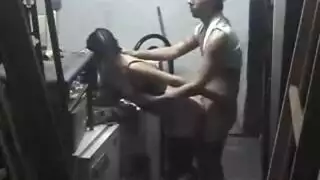 ضرب قوي على درابزين السلم