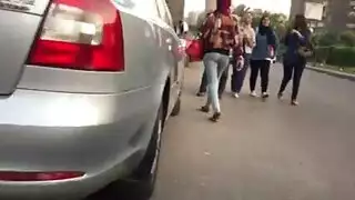 شاب مثير يصور طيز حجابة مغرية تمشي في الشارع سراً