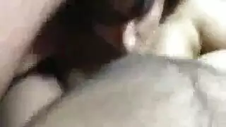 زوجة الخنوع تمص قضيب خليجي في مشهد جنسي صريح