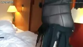 عاهرة عربية تخلع ملابسها لملابس داخلية شفافة لممارسة جنس عنيف