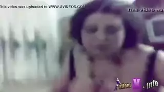 امرأة عربية ناضجة متحررة: حجابها مرفوع، فمها مفتوح من أجل حركة سكسية مكثفة