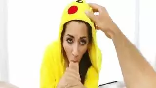 كندية شابة تُدك لأجل غنائم داخل اللعبة