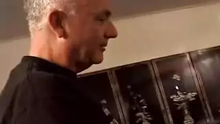 أجواء الجنس الجماعي: عاهرتان تخدمان فحل