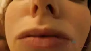 الفتاة الشقراء تركب قضيبًا على شاطئ لندن الخاص