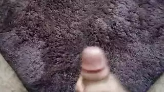 استمناء بقضيب مشعر مكثف يُغمر الأرض بالسائل المنوي