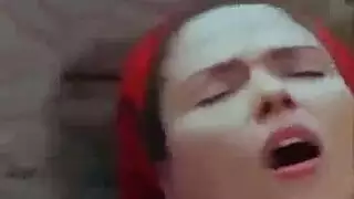 جلسة طحن صريحة: أثداء لوسي الكبيرة تعصر خلال جنس قوي في الكوخ