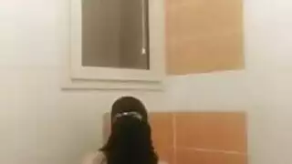 نساء عربيات محجبات متحررات في مشهد جنس جماعي صريح