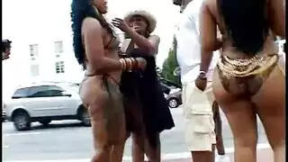 مداعبة ونيك فوق الملابس