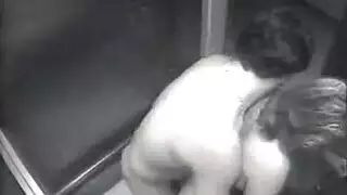 سكس خفي في المصعد: مسك ثدييها في وضعية الكلب